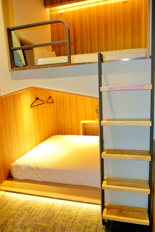 桃園國際機場內膠囊旅館町．草休行館曾受COVID-19（2019冠狀病毒疾病）疫情影響暫時休館，自2023年起恢復營運，可提供旅客充分休息到登機前。