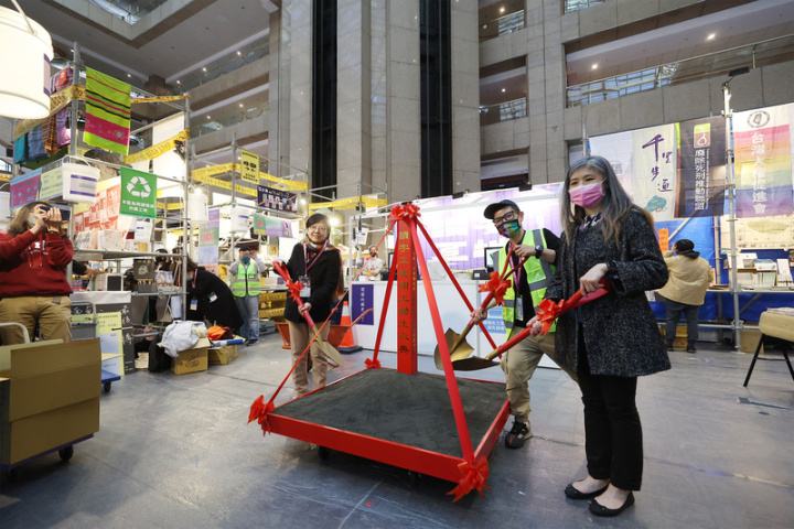 第31屆台北國際書展31日將開幕，「讀字公民書區」今年將展區變成「工地」，獨立出版聯盟理事長陳夏民（右2）30日化身「工頭」，與台北書展基金會董事長吳韻儀（右1）等人一起「動土」為展區開幕。