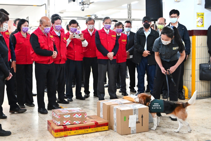 行政院長蘇貞昌視察「臺北郵件處理中心國際郵包動物檢疫強化措施」