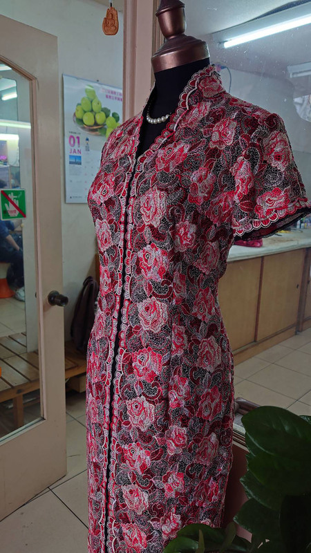 嘉義市碩果僅存的旗袍店家「三美旗袍店」內，老師 傅李清江已78歲，手藝遠近馳名。他說，客製化且創 新改良旗袍，是他能一直做下去的秘訣。