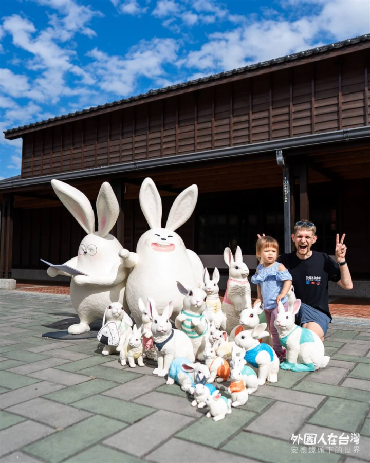 來自波蘭的網紅攝影師安德（右）近日帶家人造訪台南月津港燈節，他表示，以往到鹽水只看到蜂炮，但這次選在白天造訪，對整個鹽水街景布滿裝置藝術感到讚嘆。（台南市政府提供）