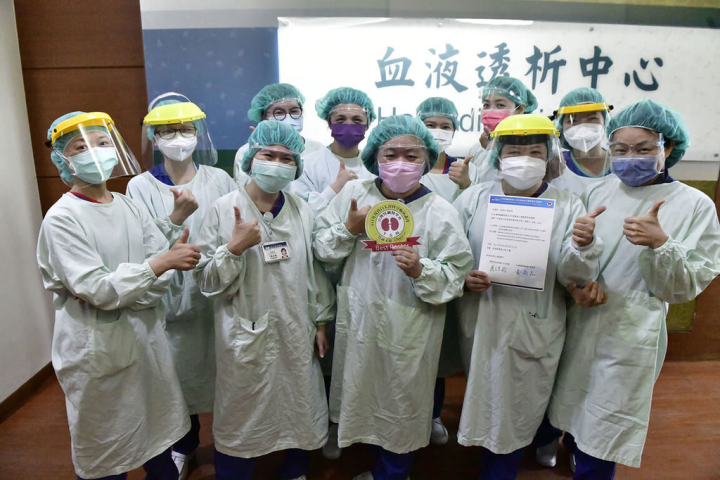 雲林縣斗六慈濟醫院洗腎室護理長張雅萍的創新設計解決洗腎室長年來的負重傷害課題，2022年底更獲多方肯定，包括醫策會、台灣醫療品質協會銀獎，以及獨得的人因特別獎，還有台灣中衛發展中心持續改善銅獎、台灣腎臟醫學會年會優秀論文獎等。 （雲林縣斗六慈濟醫院提供）