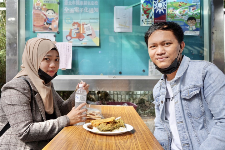 New Taipei caregiver Ratih Larahati (left) and her husband, New Taipei factory worker Rizky Aditya Nugroho, enjoy their monthly visit to "Little Indonesia" to eat authentic Indonesian food. CNA photo Jan. 23, 2023