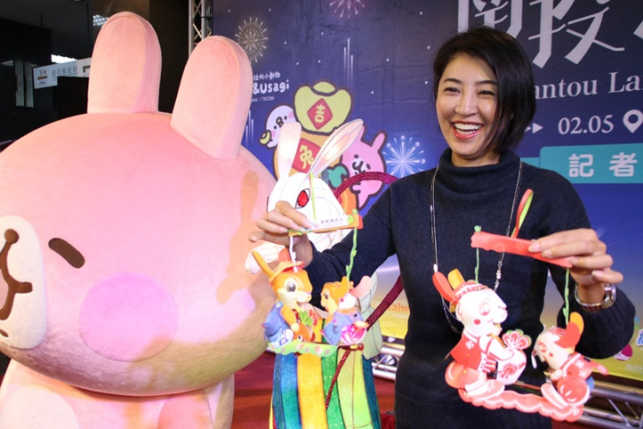 南投燈會將自14日起在南投縣會展中心登場，配合兔年，縣府今年再度與日本插畫家卡娜赫拉合作，推出「卡娜赫拉的小動物」大型副燈、12座充氣偶燈、無人機煙火秀，縣長許淑華（圖）邀民眾共襄盛舉。