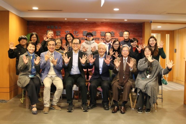 國藝會新任董事合影（前排左起：廖育珮、陳邦畛、蘇憲法、新任董事長林淇瀁（向陽）、蕭新煌、傅裕惠；第二排左起：伊誕·巴瓦瓦隆、周素玲、施德玉、陳春蘭、賴瑩真（監事）；第三排左起：陳貺怡、張議平、李韻儀、柯智豪、沈昭良、陳永賢，國藝會提供）