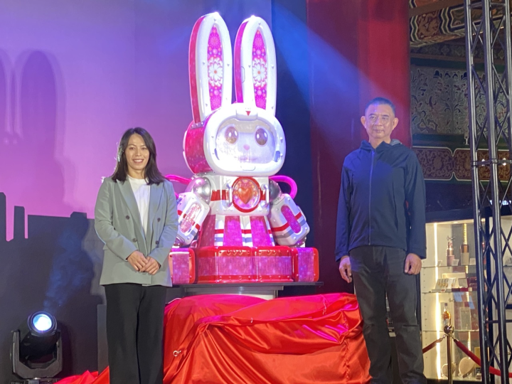 設計師李明道(右)肯定奧運金牌郭婞淳為主燈「玉兔壯彩」賦予新的生命。