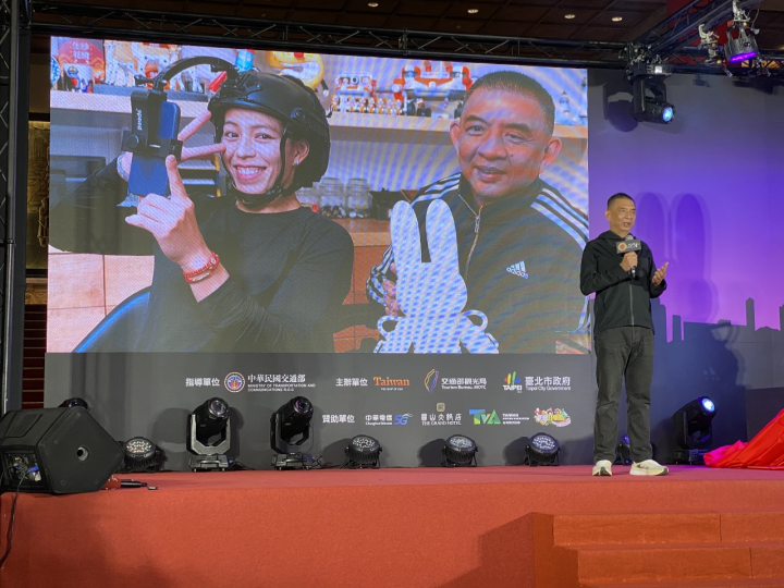 設計師李明道(右)設計的2023台灣燈會主燈「玉兔壯彩」，首度邀請到奧運金牌郭婞淳來演繹玉兔的神情。