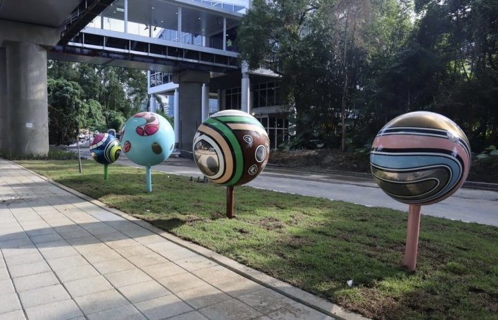 安坑輕軌公共藝術作品「星宇安坑」，以渾圓不鏽鋼為底，搭配繽紛烤漆，呈現星球及生物萌發意象。（新北市捷運局提供）