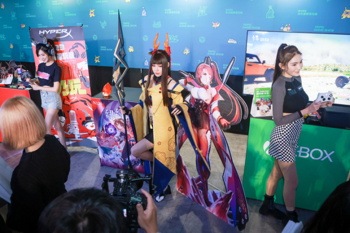 2023年台北國際電玩展2月2日至5日在台北南港展覽館熱鬧登場，展前記者會18日舉行，參展廠商請來Show girl與Coser為活動宣傳，成為另類焦點。