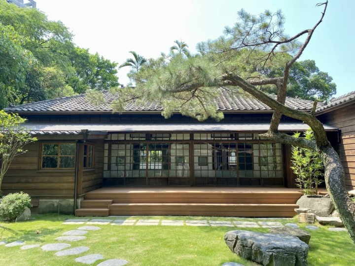 台北市歷史建築方東美寓所屬日治時期教授宿舍群之一，因無人使用而傾頹宛如廢墟，附近建商投入超過新台幣4000萬元修復，讓老屋重生為東美院。（台北市文化局提供）