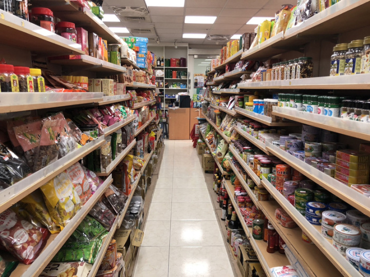 行政院福利社有傳統雜貨店的人情味，搭配與時俱進的商品點單方式，在傳統與現代間找到生存的平衡模式。