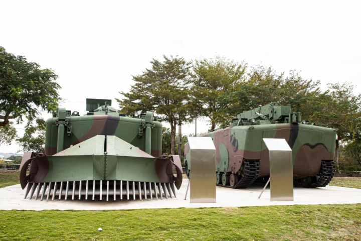 「貓裏喵親子公園」陳設海軍陸戰隊除役的LVTP5-E1（登陸工兵車，左）及LVTP5-R1（登陸救濟車，右）。