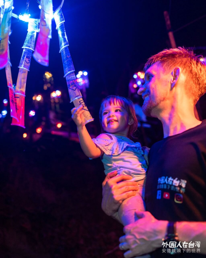來自波蘭的網紅攝影師安德（右）近日帶家人造訪台南龍崎光節空山祭，他說，走完整個空山祭路線後，對自己來說感覺是一個療癒的旅程。（台南市政府提供）