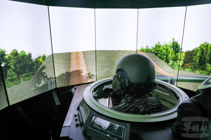 駕駛模擬器模擬實車駕駛性能，搭載六軸動感平臺，以及擬真3D場景，提高官兵訓練感受。