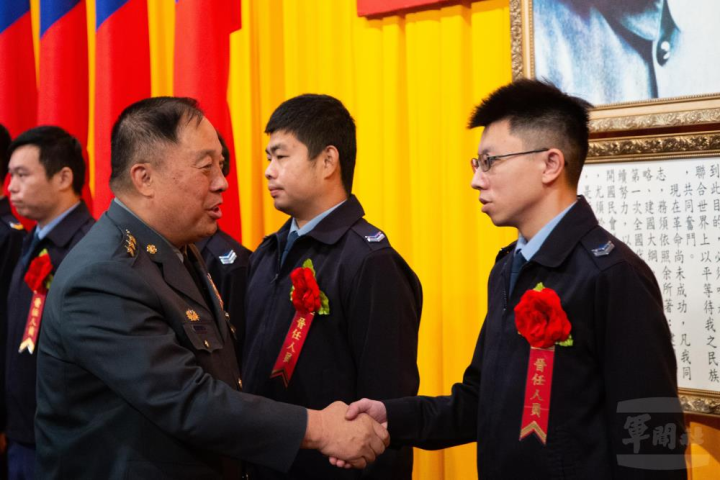 陸軍司令徐上將代表國防部長邱國正賀勉彰化縣後備晉任人員暨績優幹部。（軍聞社記者卓以立攝）