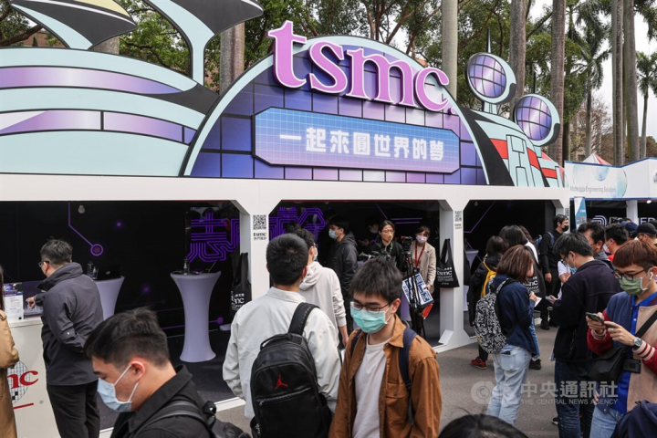 The world's largest contract manufacturer of the semiconductor chips TSMC is among the top dream employers for job changers, according to a survey by an online job bank.