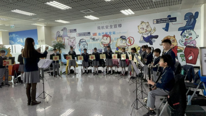 金門縣金湖鎮柏村國小學童人數不滿百，卻有一支20人的豎笛隊，豎笛隊19日在金門航空站演出，迎接春節返鄉民眾，讓鄉親倍感溫馨。