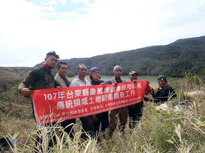 位於大武山自然保留區內的小鬼湖濕地，不僅是動植物天堂，也是魯凱族的聖地，流傳著巴冷公主人蛇戀的故事，過去幾年台東達魯瑪克魯凱年輕人經常組隊帶著長輩回到大小鬼湖，民國107年完成東魯凱族傳統領域調查和劃設。（Lravorase Lra-madaralrae 李張力元提供）