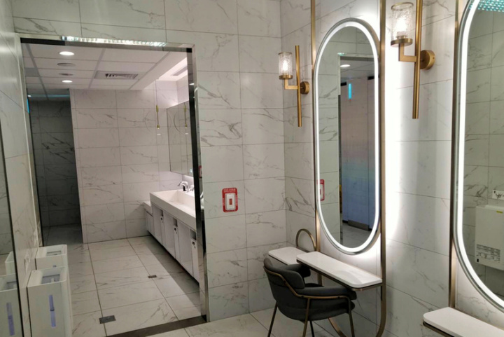 桃園國際機場D3登機門旁的女廁設有梳妝台及全身鏡，燈光柔和明亮，空間氛圍舒適，被民眾稱為「網美廁所」。