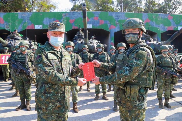 陸軍第十軍團指揮官李中將日前視導臺中地區戰備部隊，慰勉官兵戮力戰訓辛勞。（陸軍第十軍團提供）