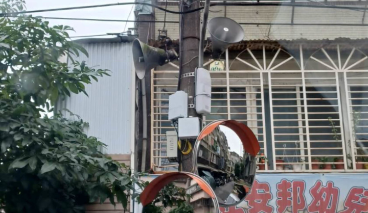 5G網路布建以大型基地台（Macro site）為主，微型基地台（Picocell）為輔，微型基地台扮演彌補涵蓋訊號強度的角色。圖為微型基地台。（遠傳提供）