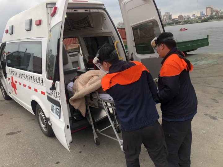 警消醫護人員會使用大量專業醫療用語，台北市消防局指出，像是OHCA為患者到院前心肺功能停止，施以心肺復甦術（CPR）搶救才有機會恢復呼吸心跳，EMS則代表「緊急救護」。（台北市消防局提供）