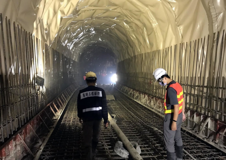 阿里山林業鐵路於民國104年受風災影響，42號隧道嚴重崩塌，經評估須新建隧道，自110年1月8日正式動工，去年底貫通隧道，今年底可望全線通車。圖為隧道工程。（阿里山林鐵及文資處提供）