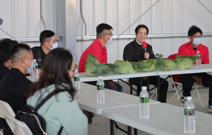 副總統針對氣候變遷、科技農業、政府加強韌性經濟方案等議題與青農交換意見