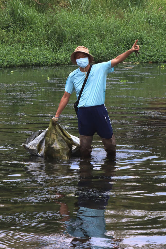 熱愛生態攝影的林笈克發起「一週一小時愛護筏子溪」活動與公民團體合作常態淨溪，已累計清出逾13公噸垃圾，盼透過各種行動搶救環境。（林笈克提供）