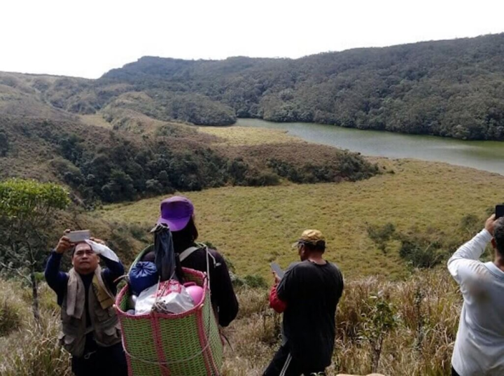 位於大武山自然保留區內的小鬼湖濕地，是魯凱族的聖地，除流傳著巴冷公主人蛇戀的故事，也是祖靈的歸宿，因此衍生了很多禁忌，讓小鬼湖成為保育天堂。過去幾年台東達魯瑪克魯凱年輕人經常組隊帶著長輩回到大小鬼湖，民國107年完成東魯凱族傳統領域調查和劃設。（Lravorase Lra-madaralrae 李張力元提供）