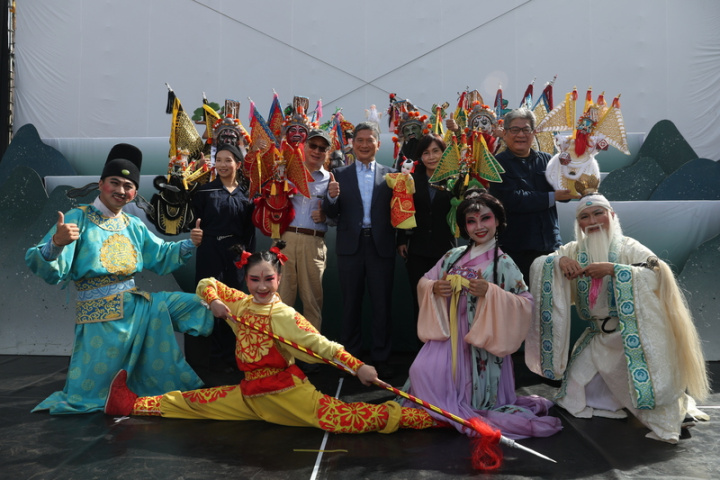李永得出席紙風車「哪吒鬧龍宮」記者會（2） 紙風車劇團「哪吒鬧龍宮」將於13及14日在兩廳院藝 文廣場演出，12日在台北舉辦記者會宣傳。文化部長 李永得（中）出席，並與劇團成員合影留念。