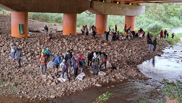 荒野保護協會台中分會成立「荒野筏子溪平台」，由專員及溪流志工帶領，展開每月2次的常態淨溪活動，每次活動都會進行生態教育，並針對撿拾的垃圾進行數量種類與重量登錄分析。（林笈克提供）