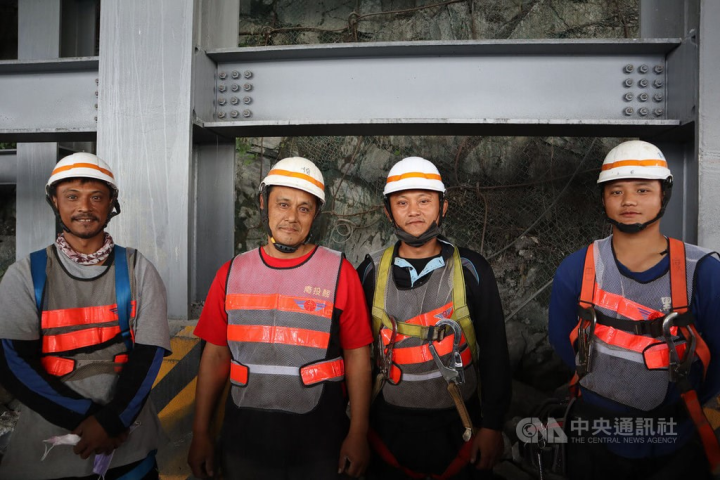 A team of Directorate General of Highways maintenance workers known as "spidermen," who reinforce mountain slopes damaged by landslides. Photo courtesy of the Directorate General of Highways.
