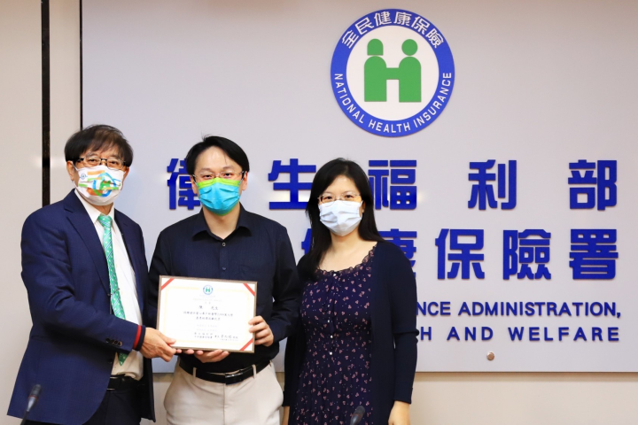 善心人士陳先生捐贈2千萬給「健保愛心專戶」，由健保署長李伯璋(左一)頒贈感謝狀給陳先生夫婦。