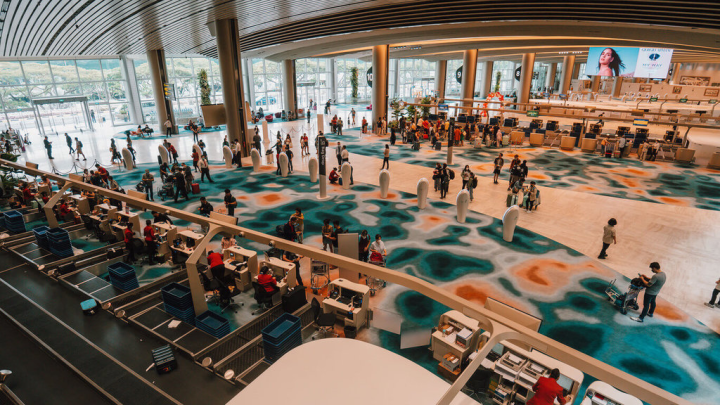 跨境旅遊逐步復甦，新加坡樟宜機場旅客量也強力回升，居亞太之冠。圖為2022年10月重啟的第2航廈離境大廳。（樟宜機場集團提供）