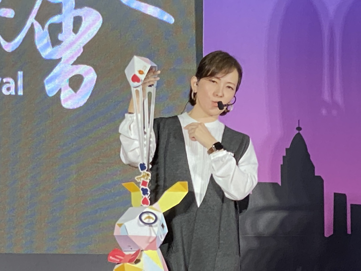 設計師林佳葦說明她為2023台灣燈會設計的小提燈「大展虹兔」。