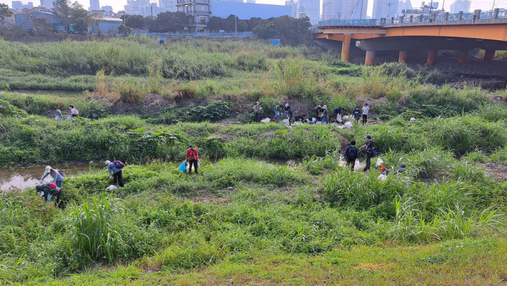 荒野保護協會台中分會成立「荒野筏子溪平台」，由專員及溪流志工帶領，展開每月2次的常態淨溪活動，並號召企業、學校與團體共同投入，加入生態調查、教育課程等多面向合作。（林笈克提供）
