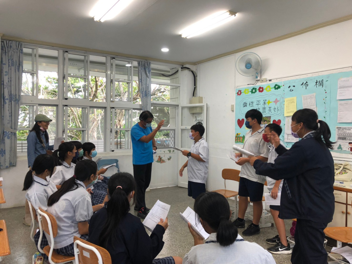 學生在課堂中排演〈花環與稻浪〉族語戲劇。