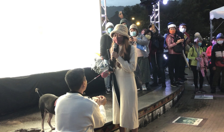 由於天候不佳，2023年台東迎曙光再次「槓龜」；來自高雄的王姓民眾與女友到太麻里迎曙光，並在眾人見證下求婚，別具意義。（民眾提供）