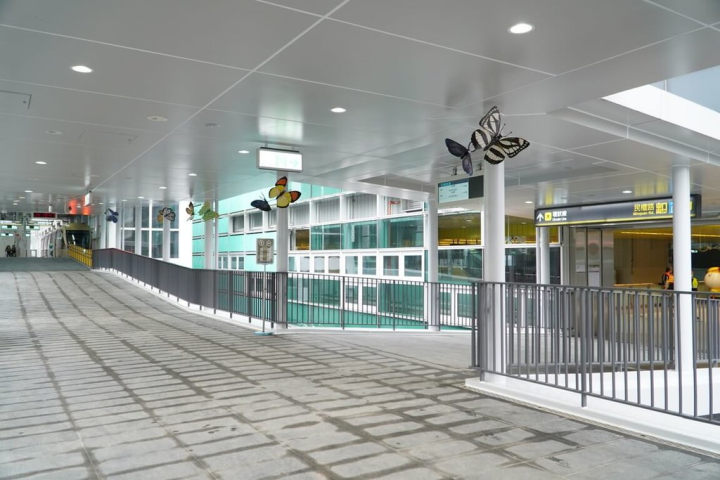 安坑輕軌公共藝術作品「飛翔安坑」，由以色列藝術家葛斯坦（David Gerstein）參考台灣蝴蝶品種繪製，每隻花色獨一無二，大小不同、錯落有致。（新北市捷運局提供）