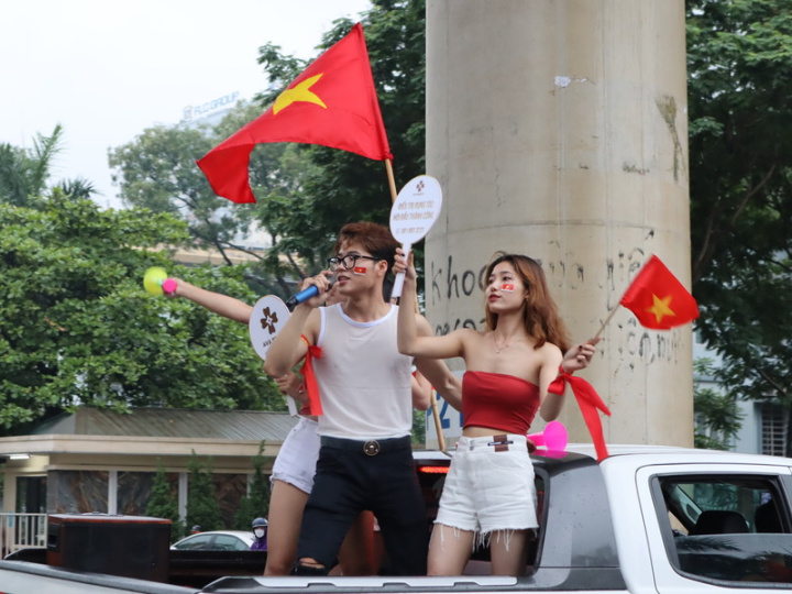越南2022年全年經濟成長率超過8%，不過俄烏戰爭、通膨等因素，台商圈保守看待2023年經濟表現，普遍認為景氣到2023年下半年才會明朗。圖為河內市街頭慶祝越南國家足球隊獲勝的年輕人。