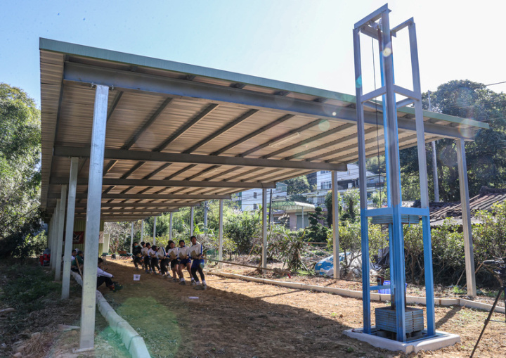 在新竹芎林產業道路旁一座簡單的鐵皮建築物，就是猛瑪象室外拔河俱樂部的訓練場所。