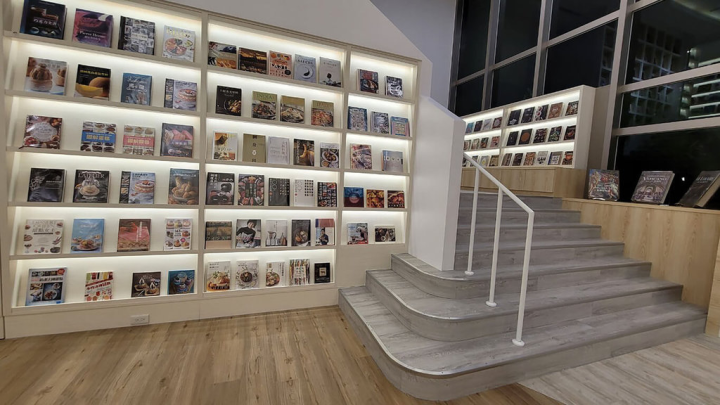 王品創辦人戴勝益成立的益品書屋於去年9月自台北市仁愛路搬遷至淡水區中正路一段，館內挑高二層，空間更為寬廣明亮。