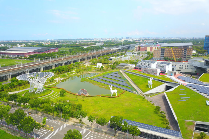 鄰近高鐵台南站的沙崙智慧綠能科學城，公私機構已陸續進駐。圖為D區綠能科技示範場域。（台南市經發局提供）