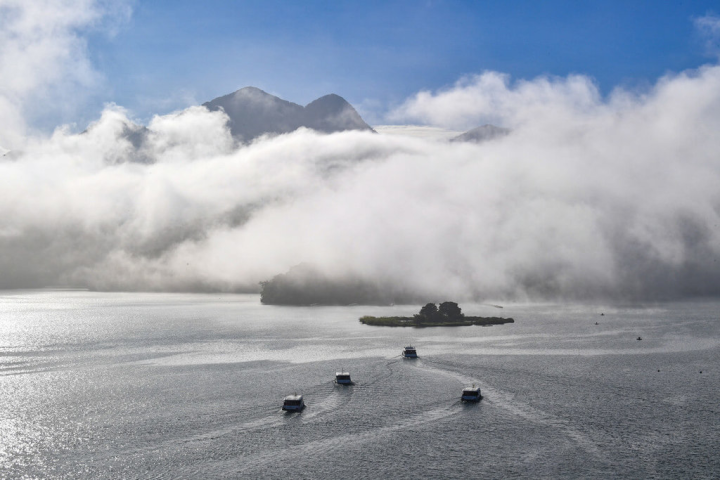 冷空氣搭配水氣，日月潭3日清晨出現美麗雲瀑，接著變陰天並起濃霧，因此，日月潭國家風景區管理處發布禁航通報，碼頭暫停開放，船舶禁止出航。（日月潭涵碧樓提供）