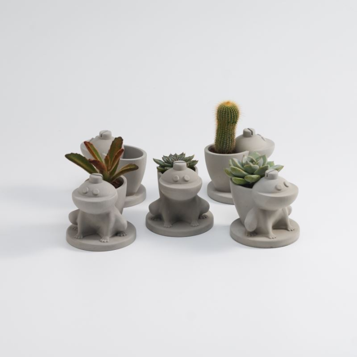 「招財進寶盆」是運用酷獸奇航IP角色「小樹」圖像轉化，並結合館藏「搖錢樹」本身蘊含之招財迎富的文物意涵