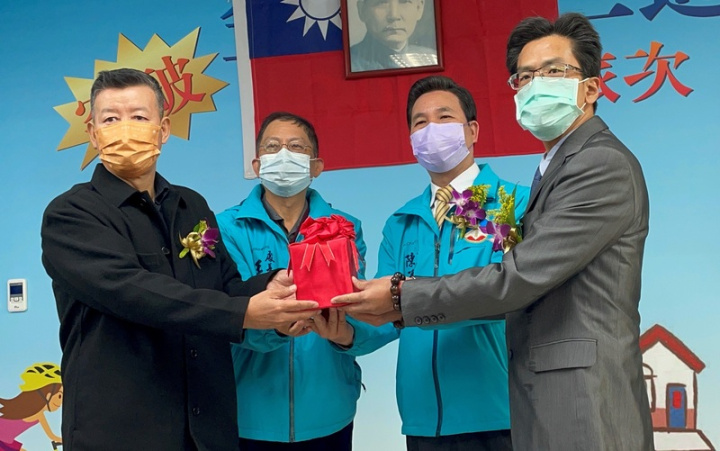 金門縣政府所屬機關新任首長布達交接典禮16日舉行，縣長陳福海（右2）主持，由副處長盧根陣（左）代表將印信交給新任處長許嘉興（右）。
