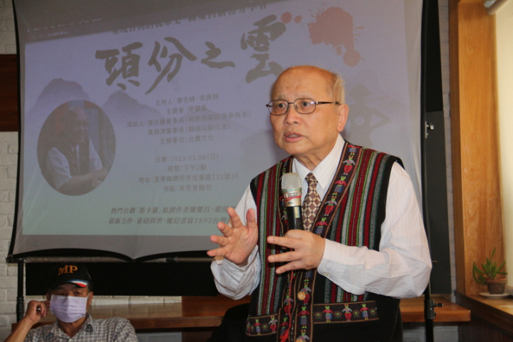 醫師作家陳耀昌（圖）歷史小說「頭份之雲」新書發表會8日在苗栗頭份舉行，他表示，盼寫出台灣多元族群的混合與認同，倡導「同島一命」追求共榮。
