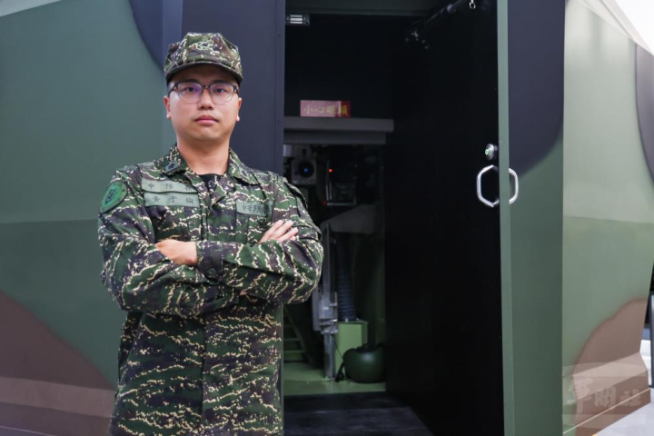 海軍陸戰隊登車大隊中隊長黃少校表示，透過模擬器訓練，可以克服多項實車訓練的限制因素，強化駕駛及射擊訓練效能。