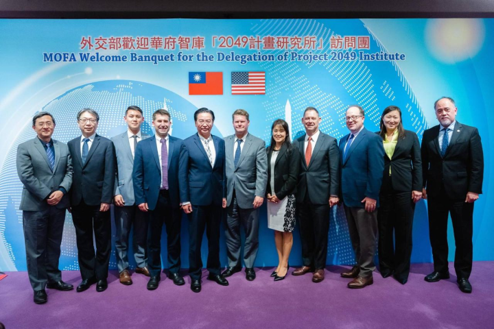 圖說外交部長吳釗燮與「2049計畫研究所」訪問團及與會賓客合影